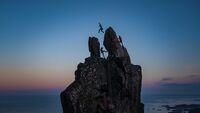 Mitternachtseinlage im Hohen Norden: Auf einem der berühmtesten Kletterfelsen in Norwegen wagt Andi den Sprung von einem Horn zum anderen. 25/V1: Marlies & Andreas Lattner-Czerny